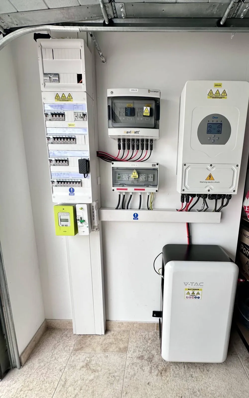 Tableau électrique, onduleur hybride et batterie blanche dans le garage
