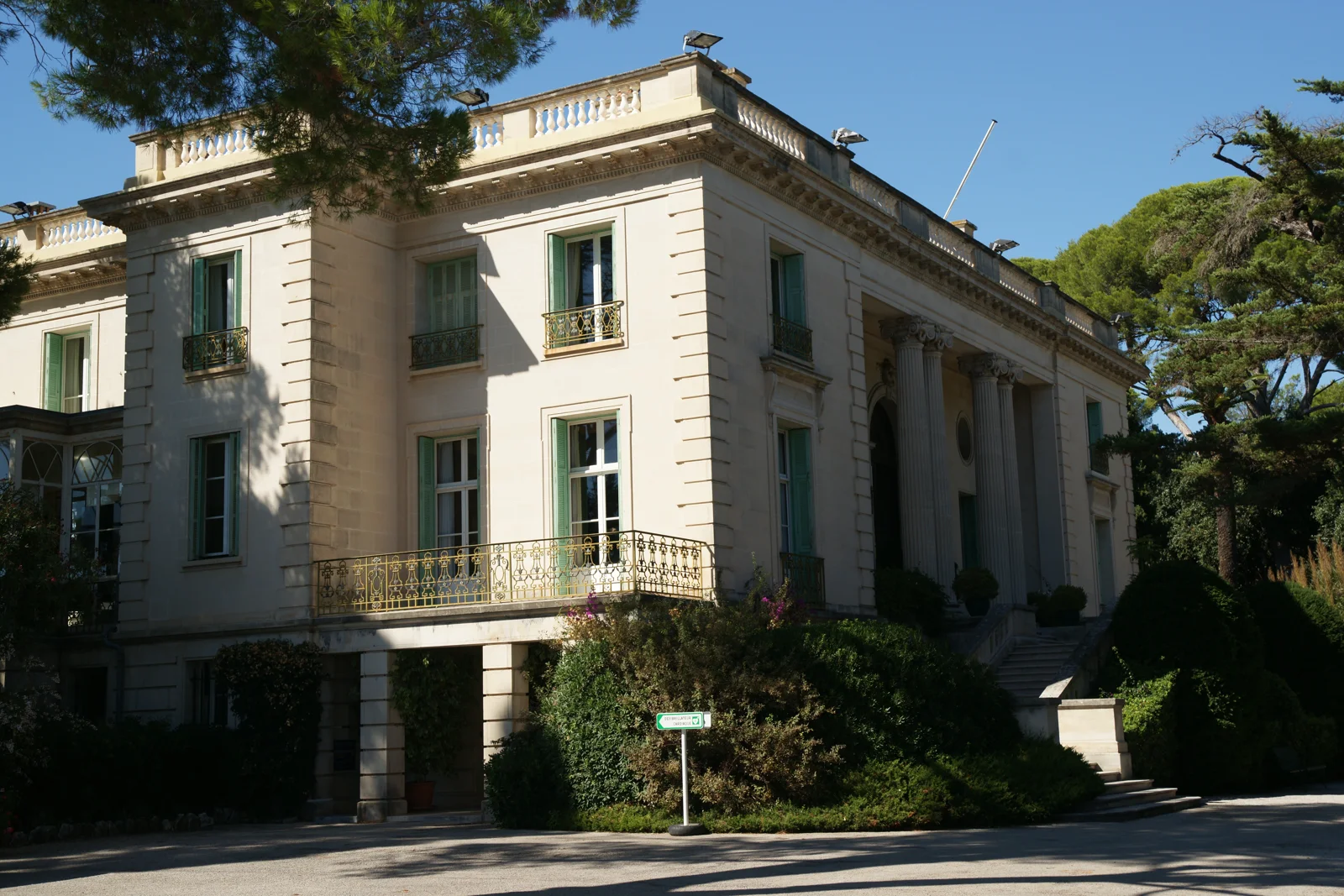 Illustration : façade sud de la villa Eilenroc au cap d'Antibes, entourée de son jardin