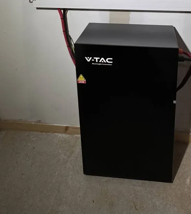 La batterie de stockage installée au sol du local technique d'une villa go lumi